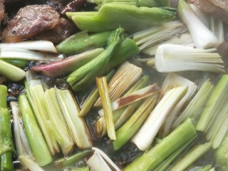 11、豉香腊肠炒蒜苗,放生抽，盐，调味，翻炒。