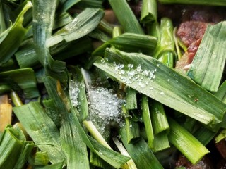 13、豉香腊肠炒蒜苗,放白糖。