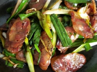 14、豉香腊肠炒蒜苗,翻炒均匀，出锅。