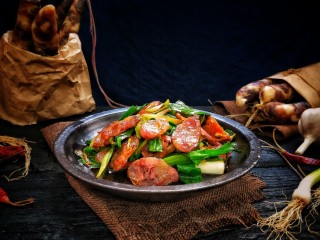 16、豉香腊肠炒蒜苗,好吃看得见( •̀∀•́ )