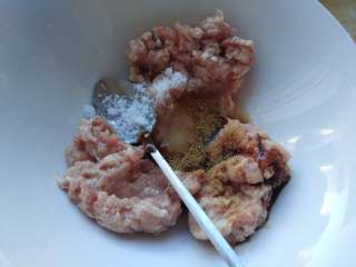 1、苏式鲜肉月饼,将肉馅部分的所有食材放入碗中