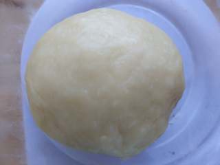 4、苏式鲜肉月饼,油酥部分的所有食材混合，揉成光滑的面团