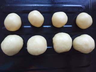 5、苏式鲜肉月饼,将油皮和油酥分别分成四份