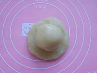 6、苏式鲜肉月饼,取一只油皮，杆秤圆形，包入油酥