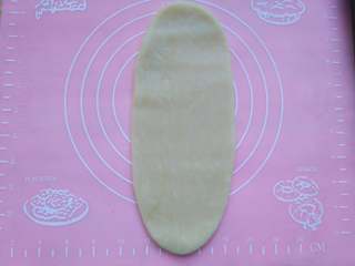 8、苏式鲜肉月饼,取一只面团，擀成牛舌状