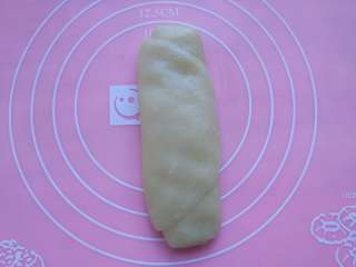 11、苏式鲜肉月饼,取一只，用手压扁些