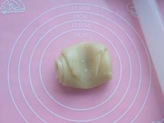 15、苏式鲜肉月饼,用擀面杖从中间压一下，两边按向中间