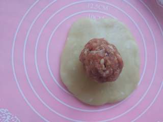 17、苏式鲜肉月饼,包入馅料