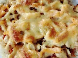 6、宝宝辅食：三文鱼鸡肉米披萨,烤完取出，三文鱼鸡肉，口感丰富，刷了一层番茄酱，酸酸甜甜，加了芝士奶香味也十足。