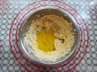 4、枣泥一口酥,加入全蛋液