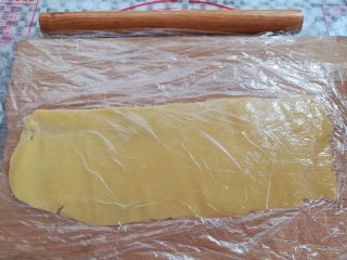 9、枣泥一口酥,取一份酥皮面团擀成10厘米宽度，长度随意