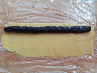 10、枣泥一口酥, 在面团顶端放上同样长度的枣泥馅