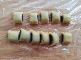 12、枣泥一口酥,把面团切成2厘米长度大小