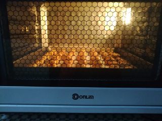 14、枣泥一口酥,放入预热好的烤箱底层，上火130度，下火160度烤20分钟