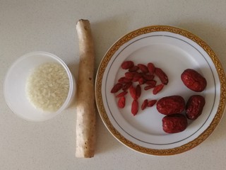 1、山药枸杞粥,准备大米，山药，枸杞，放几颗红枣增加一点甜香味。