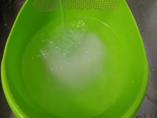 2、山药枸杞粥,大米加清水。