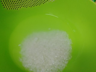 3、山药枸杞粥,淘洗两遍。