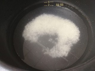 4、山药枸杞粥,倒入电饭煲锅胆中，半盒米加到0.5的水位线上。