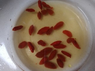 5、山药枸杞粥,枸杞子清水洗干净。