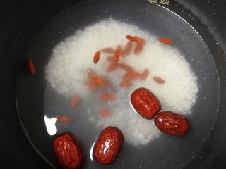 7、山药枸杞粥,放入米锅里。
