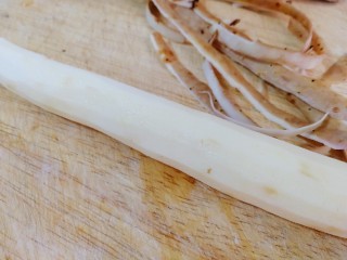 8、山药枸杞粥,山药去皮。