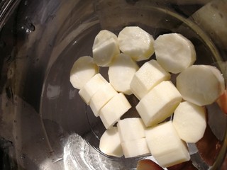 9、山药枸杞粥,切小块。