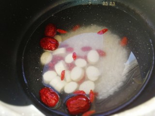 10、山药枸杞粥,放入米锅里。