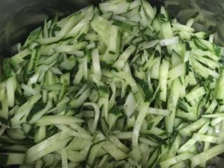 1、冬至饺子，夏至面——秘制凉面,黄瓜切丝，切记手切，稍微粗点口感好