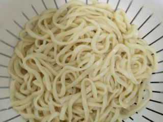 2、冬至饺子，夏至面——秘制凉面,面煮熟，由白变黄即可，稍微硬点，出来过三遍凉水