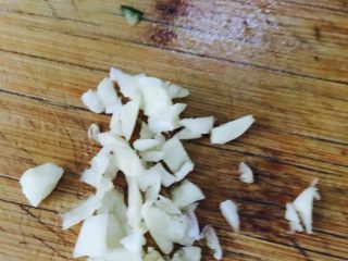 3、冬至饺子，夏至面——秘制凉面,蒜拍沫，或者打成泥