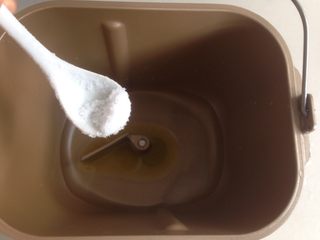 1、香肠玉米白面包,将水，油，盐放入到面包桶里