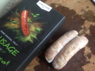 4、香肠玉米白面包,在等待发酵的过程中，准备好其他食材。在冰箱冷冻层里取出香肠，不需要解冻