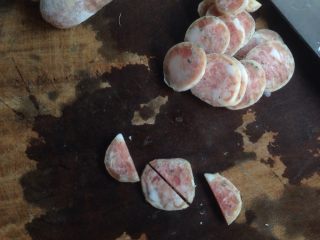 5、香肠玉米白面包,切成薄片，再对半切开，刨开玉米粒，隔水蒸熟，胡萝卜切粒。