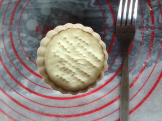 8、香肠玉米白面包,放入蛋挞模里，用叉子叉孔