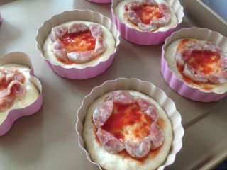 10、香肠玉米白面包,在面包配上放一圈香肠片