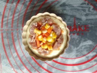 12、香肠玉米白面包,放上玉米粒和胡萝卜粒