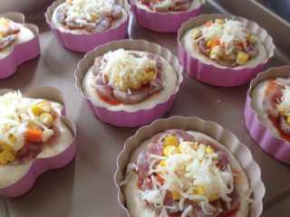 13、香肠玉米白面包,再撒上一些奶酪碎