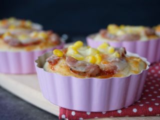 15、香肠玉米白面包,烘烤结束取出即可