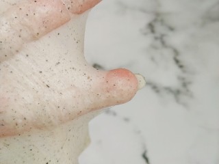 1、黑芝麻全麦核桃红枣软欧包~~安安原创,拉抻出薄手膜是为了检查筋度,此时的面团应该非常有拉抻力韧性好;