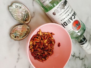 3、黑芝麻全麦核桃红枣软欧包~~安安原创,红枣用剪刀剪丁,用适量白朗姆酒浸泡一下,用来增加风味,不喜欢酒味的可以忽略浸泡朗姆酒;