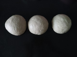 5、黑芝麻全麦核桃红枣软欧包~~安安原创,把面团平均分成两份或者三份,看你想做的欧包大小来分份,室温加盖保鲜膜静置松弛20分钟,有醒发箱也可以放入醒发箱静置;