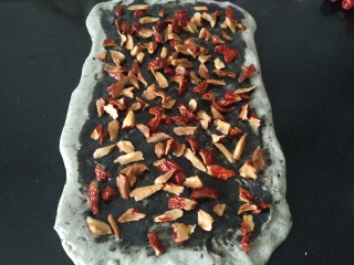 8、黑芝麻全麦核桃红枣软欧包~~安安原创,再铺一层红枣丁;