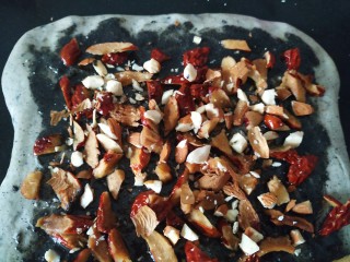 9、黑芝麻全麦核桃红枣软欧包~~安安原创,把坚果铺上;