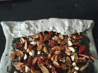 10、黑芝麻全麦核桃红枣软欧包~~安安原创,从上往下卷起来;