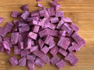 4、紫薯银耳粥,紫薯去皮给它切成小方块，大小大概1.5厘米的长宽，太大不容易熟，太小煮完容易稀碎，这样煮完的汤就变得浑浊了。