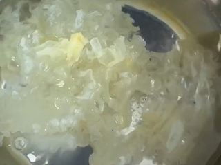5、紫薯银耳粥,准备好了开始煮银耳，水来以后下银耳，至于为什么水开才下，反正是老一辈的经验之谈。