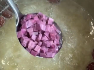 11、紫薯银耳粥,放入红薯块，再煮25分钟，紫薯容易烂，而且烂了容易散，所以不能太早放，不然煮成糊糊啦。