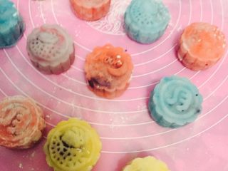 3、彩色冰皮月饼,揉成面团，然后用磨具挤压成形。