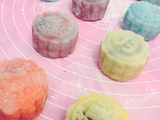 5、彩色冰皮月饼,对了，磨具周围可以涂一些糯米粉，以防黏住。