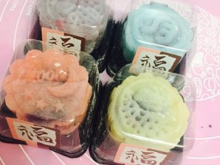 6、彩色冰皮月饼,装盒啦。